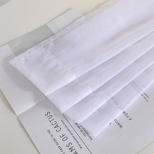 Lichtdoorlatend tule vitrage gordijn met ringen.