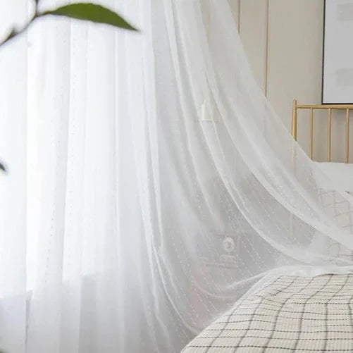 Wit vitrage gordijn met stippenpatroon