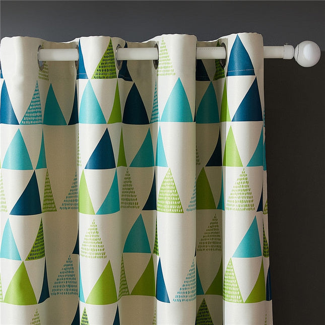 Groen gordijn met geometrisch driehoekpatroon