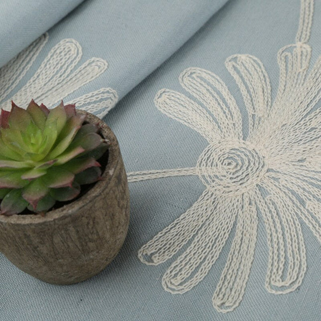 Grijs gordijn met geborduurde madeliefjes