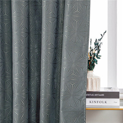 Grijs gordijn met geometrisch stermotief