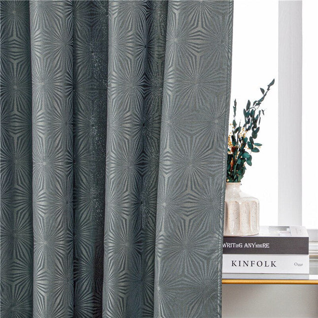 Grijs gordijn met geometrisch stermotief