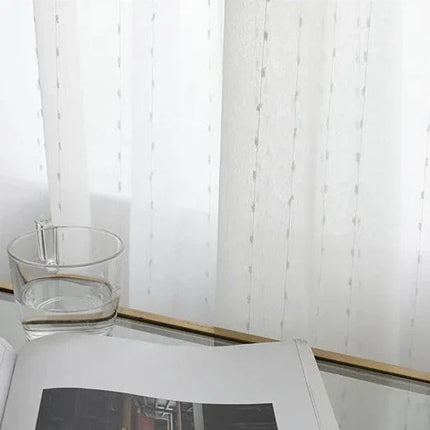 Wit vitrage gordijn met stippenpatroon