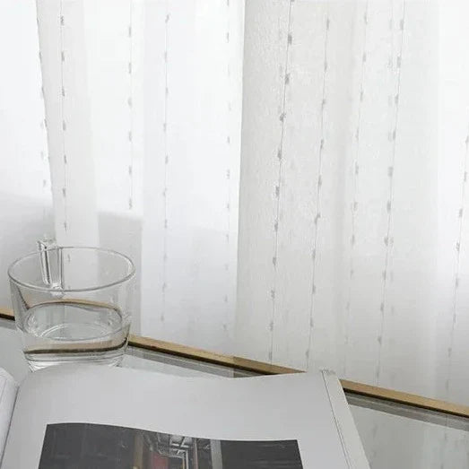 Wit vitrage gordijn met stippenpatroon