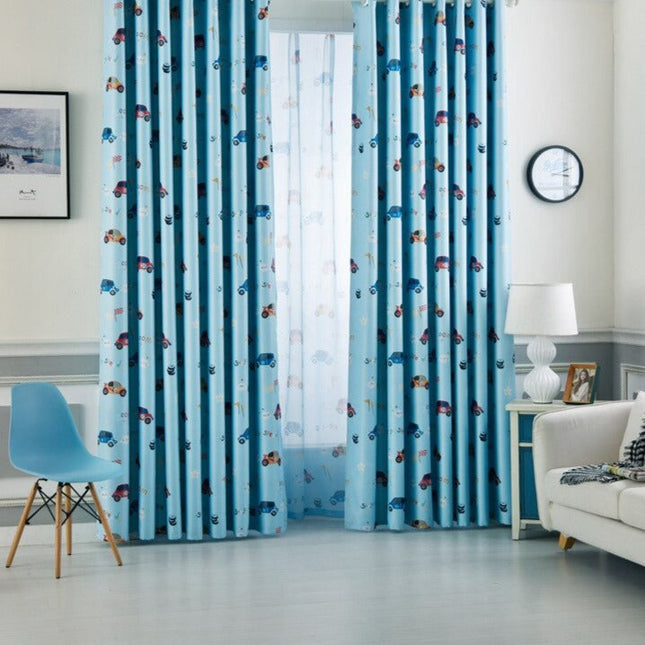 Blauwe vitrage kinderkamer met raceauto's