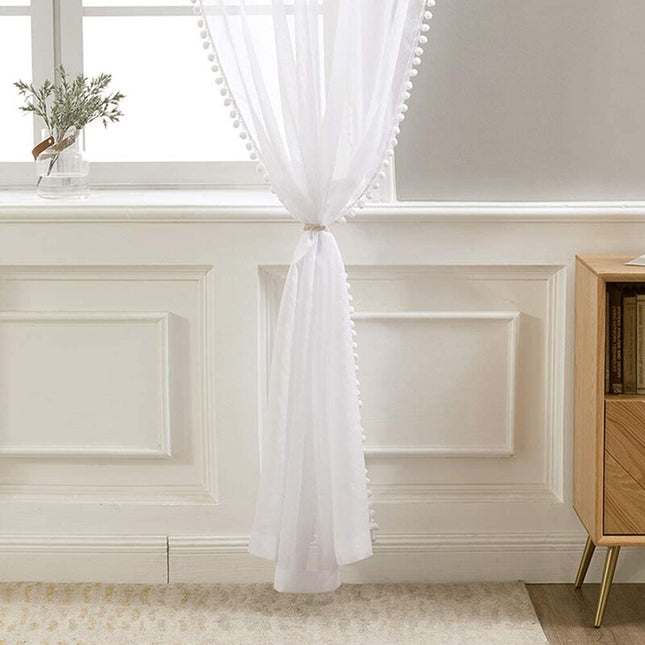 Witte vitrage met pompon randafwerking