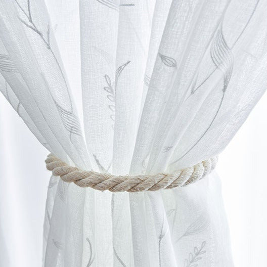 Witte vitrage met geborduurde takjes