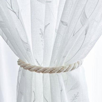 Witte vitrage met geborduurde takjes