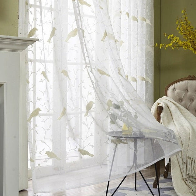 Landelijke vitrage met vogels op takken