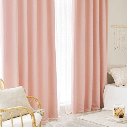 Verduisterend gordijn voor slaapkamer met ringen.