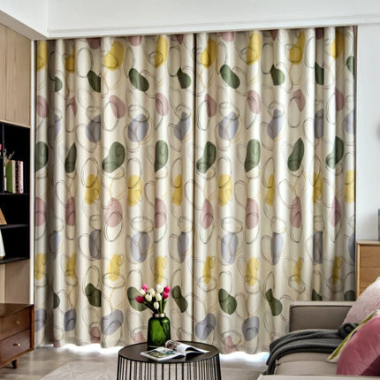 Modern gordijn met groen abstract patroon.