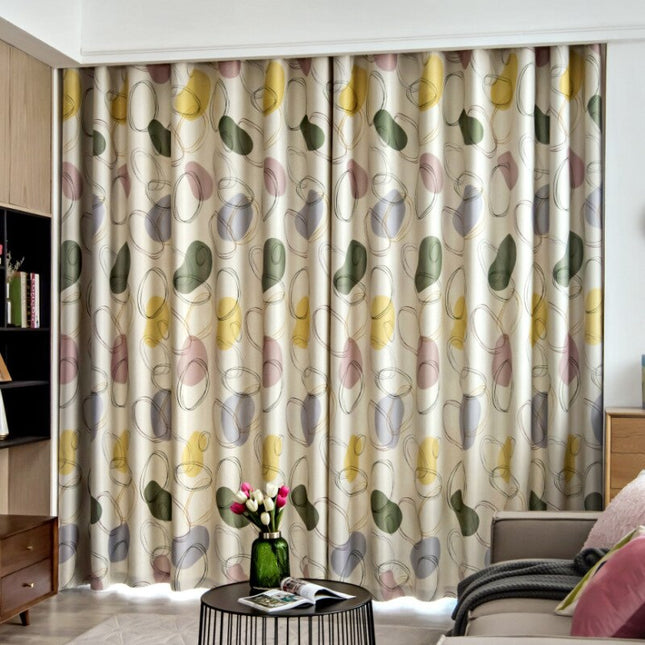 Modern gordijn met groen abstract patroon.