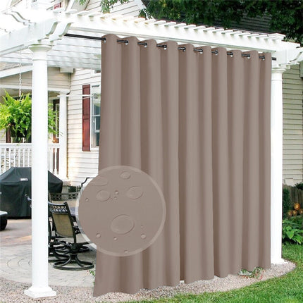 Taupe waterdicht terrasgordijn met ringen.