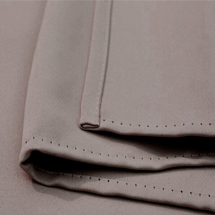 Taupe waterdicht terrasgordijn met ringen.
