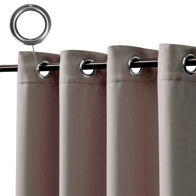Taupe waterdicht terrasgordijn met ringen.