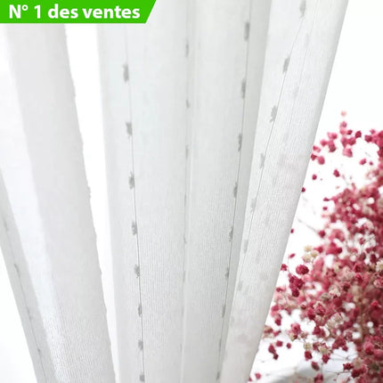 Wit vitrage gordijn met stippenpatroon