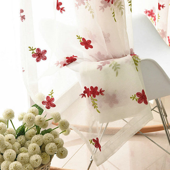 Vitrage met geborduurde rode bloemen