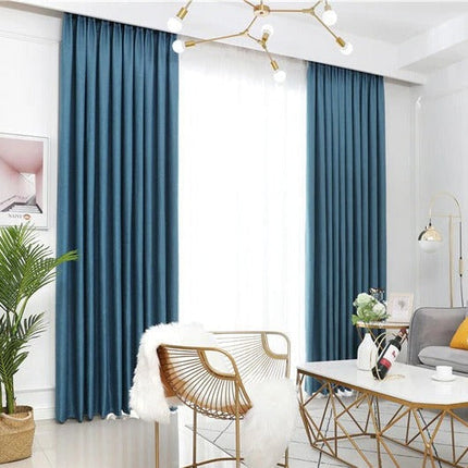 Effen blauw gordijn in Scandinavische stijl.