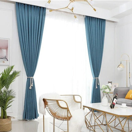 Effen blauw gordijn in Scandinavische stijl.