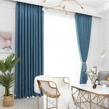 Effen blauw gordijn in Scandinavische stijl.