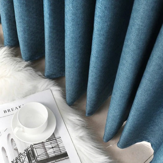 Effen blauw gordijn in Scandinavische stijl.
