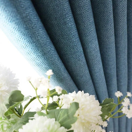 Effen blauw gordijn in Scandinavische stijl.