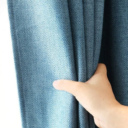 Effen blauw gordijn in Scandinavische stijl.