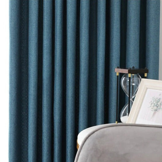 Effen blauw gordijn in Scandinavische stijl.