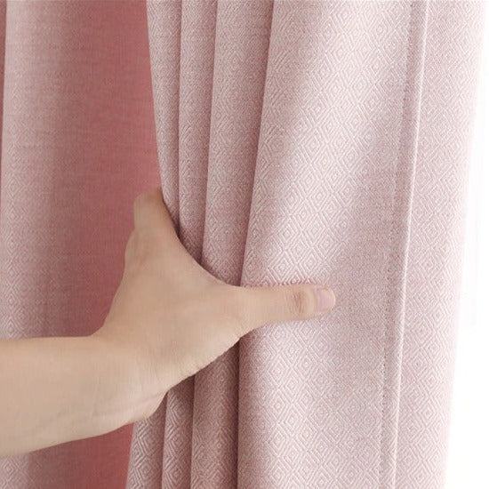Decoratief roze gordijn met geweven patroon