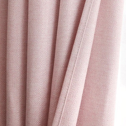 Decoratief roze gordijn met geweven patroon