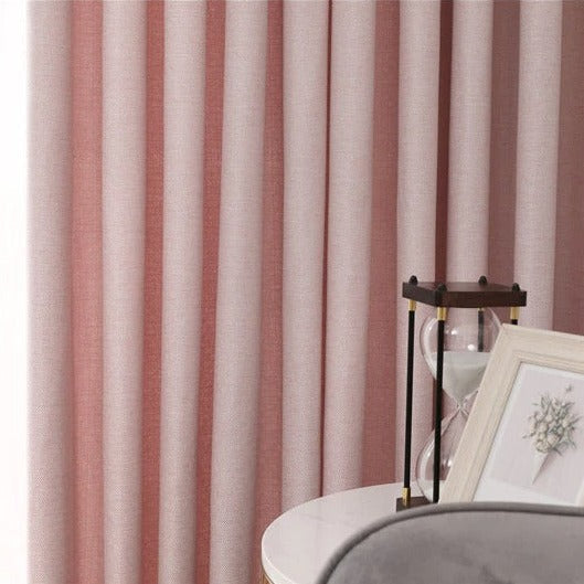 Decoratief roze gordijn met geweven patroon