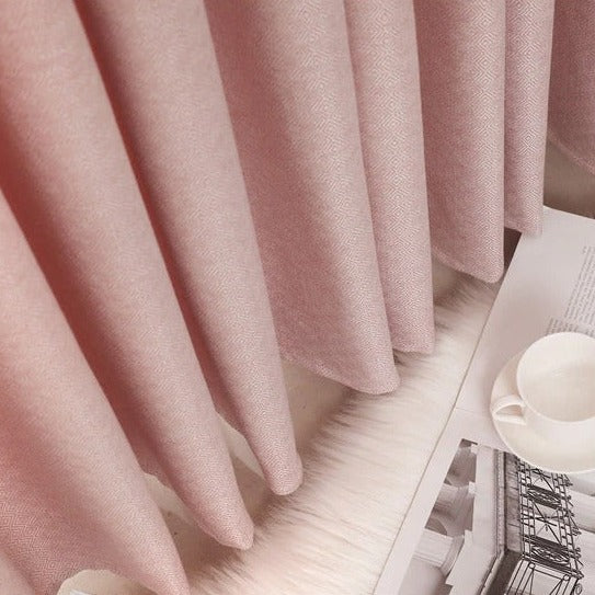 Decoratief roze gordijn met geweven patroon