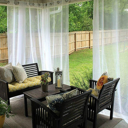 Witte vitrage voor buitengebruik op terras