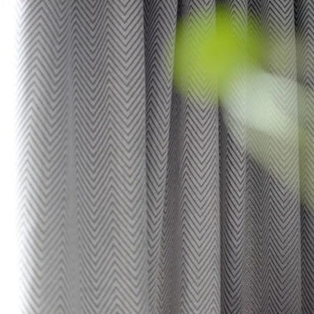 Lichtgrijs verduisterend gordijn met visgraatmotief