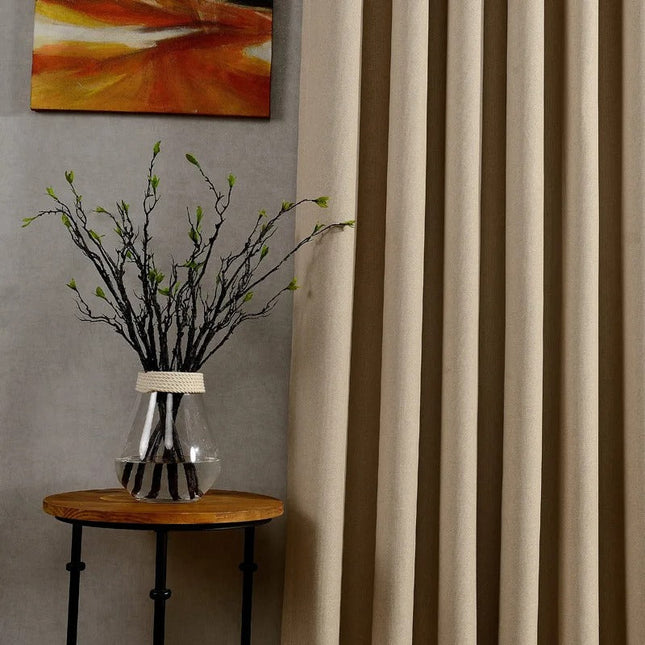 Effen beige verduisterend gordijn