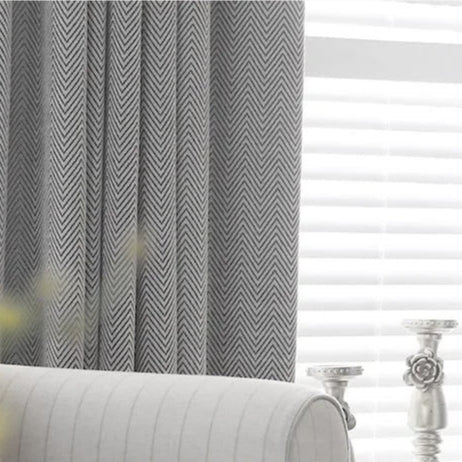 Lichtgrijs verduisterend gordijn met visgraatmotief
