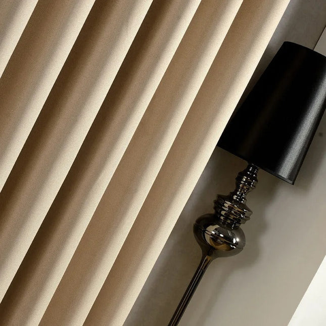 Effen beige verduisterend gordijn