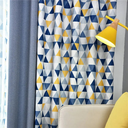 Verduisteringsgordijn met geometrisch driehoek patroon