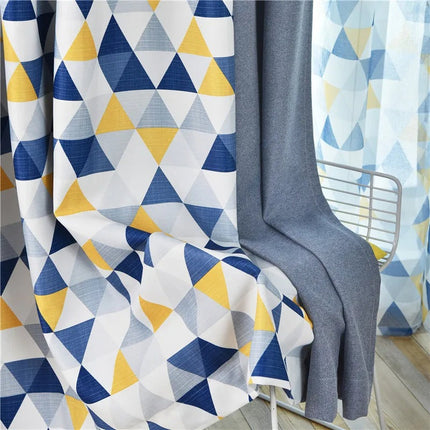 Verduisteringsgordijn met geometrisch driehoek patroon