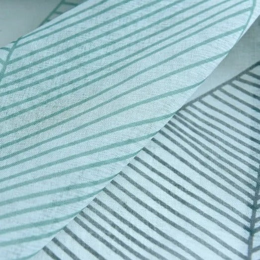 Moderne vitrage met groot bladmotief