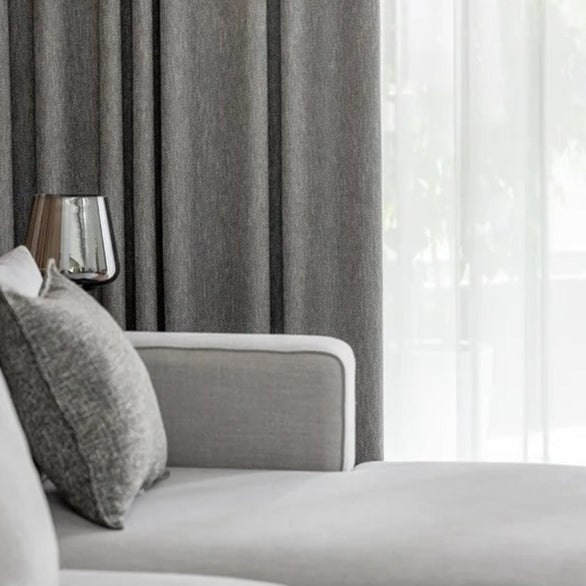 Donkergrijs verduisterend gordijn Valego visgraatmotief.