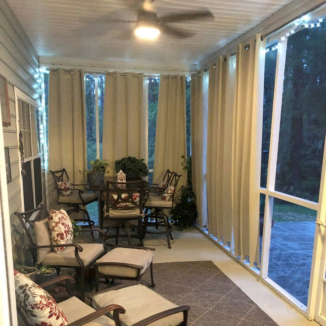 Isolerend serre gordijn met ringen boven.