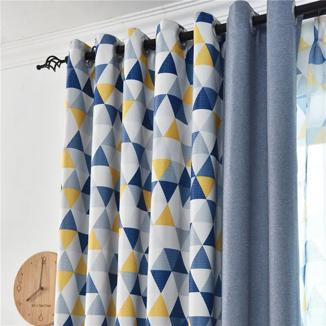 Verduisteringsgordijn met geometrisch driehoek patroon