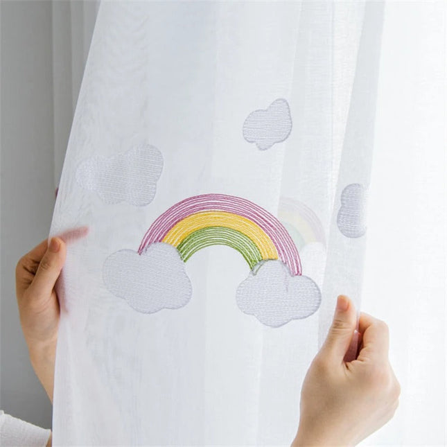 Vitrage kinderkamer met geborduurde regenbogen