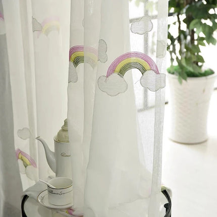 Vitrage kinderkamer met geborduurde regenbogen