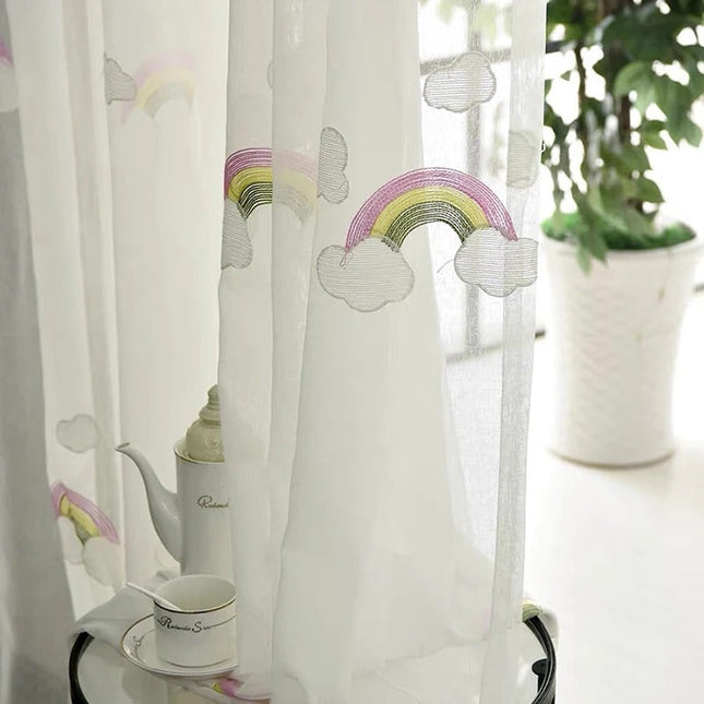 Vitrage kinderkamer met geborduurde regenbogen