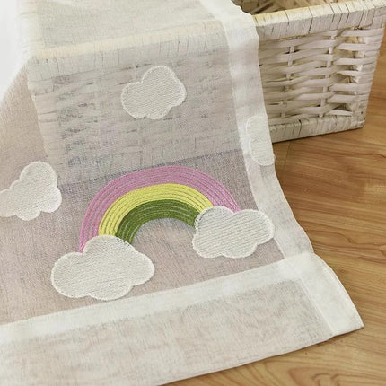 Vitrage kinderkamer met geborduurde regenbogen