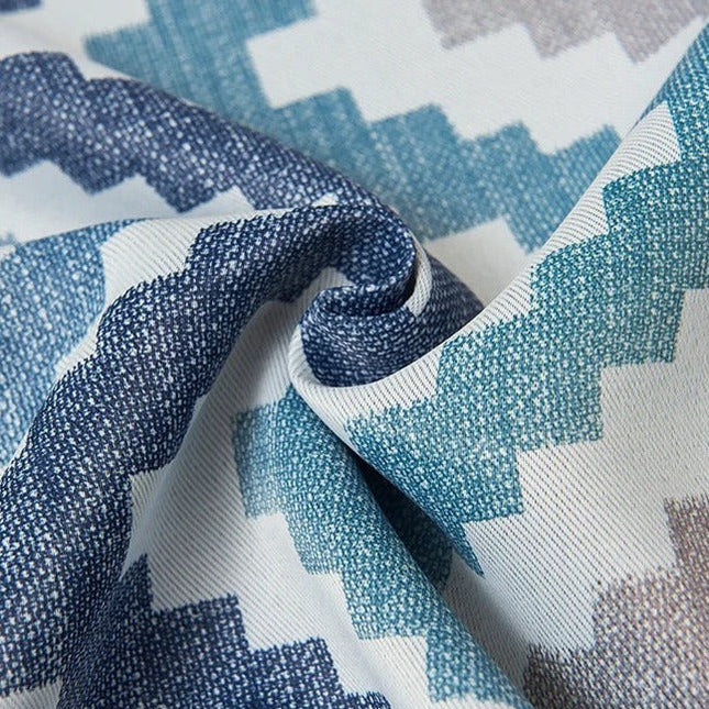 Blauw verduisterend gordijn Penedo met zigzagpatroon.