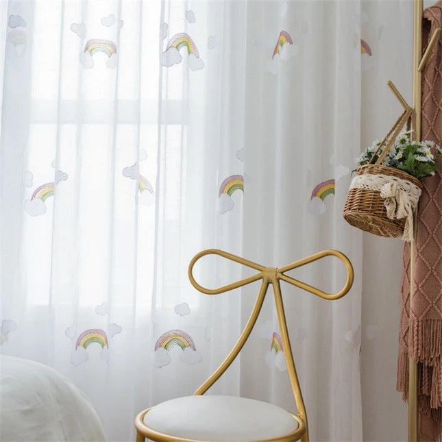 Vitrage kinderkamer met geborduurde regenbogen