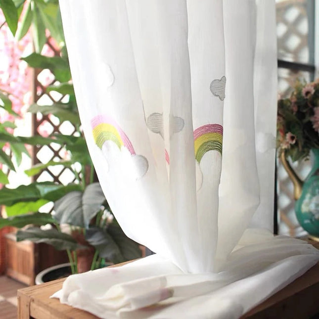 Vitrage kinderkamer met geborduurde regenbogen